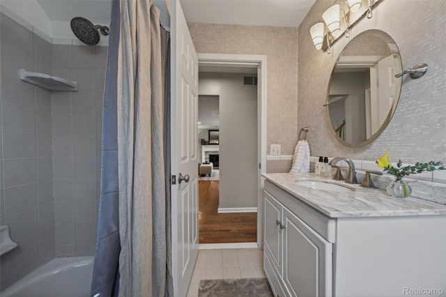 16265 Locherbie Avenue, Beverly Hills Village, MI 48025