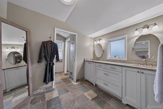 16265 Locherbie Avenue, Beverly Hills Village, MI 48025