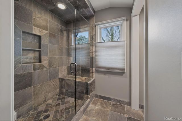 16265 Locherbie Avenue, Beverly Hills Village, MI 48025