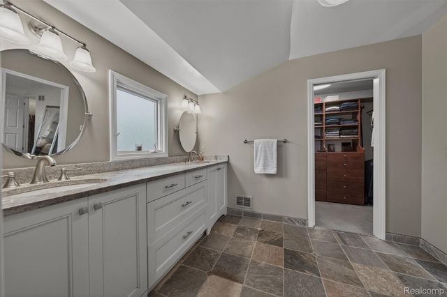 16265 Locherbie Avenue, Beverly Hills Village, MI 48025