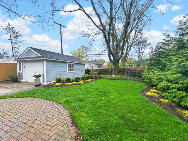 16265 Locherbie Avenue, Beverly Hills Village, MI 48025