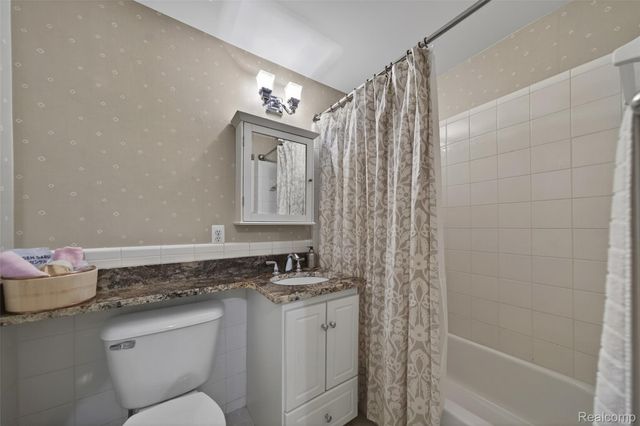 16265 Locherbie Avenue, Beverly Hills Village, MI 48025