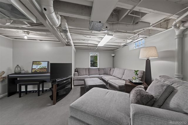 16265 Locherbie Avenue, Beverly Hills Village, MI 48025