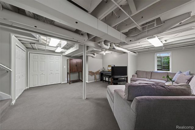 16265 Locherbie Avenue, Beverly Hills Village, MI 48025