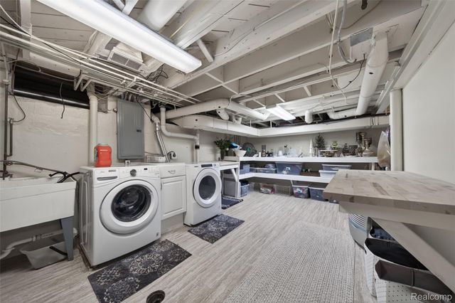 16265 Locherbie Avenue, Beverly Hills Village, MI 48025