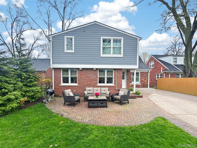 16265 Locherbie Avenue, Beverly Hills Village, MI 48025