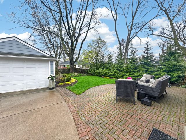 16265 Locherbie Avenue, Beverly Hills Village, MI 48025