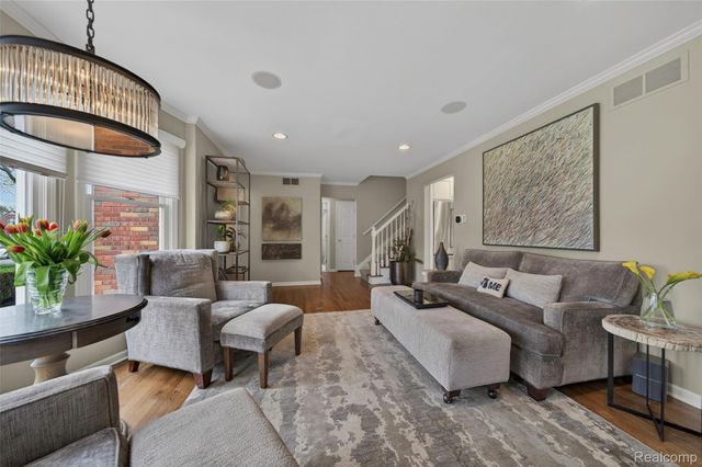 16265 Locherbie Avenue, Beverly Hills Village, MI 48025