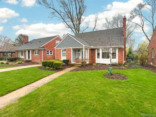 16265 Locherbie Avenue, Beverly Hills Village, MI 48025