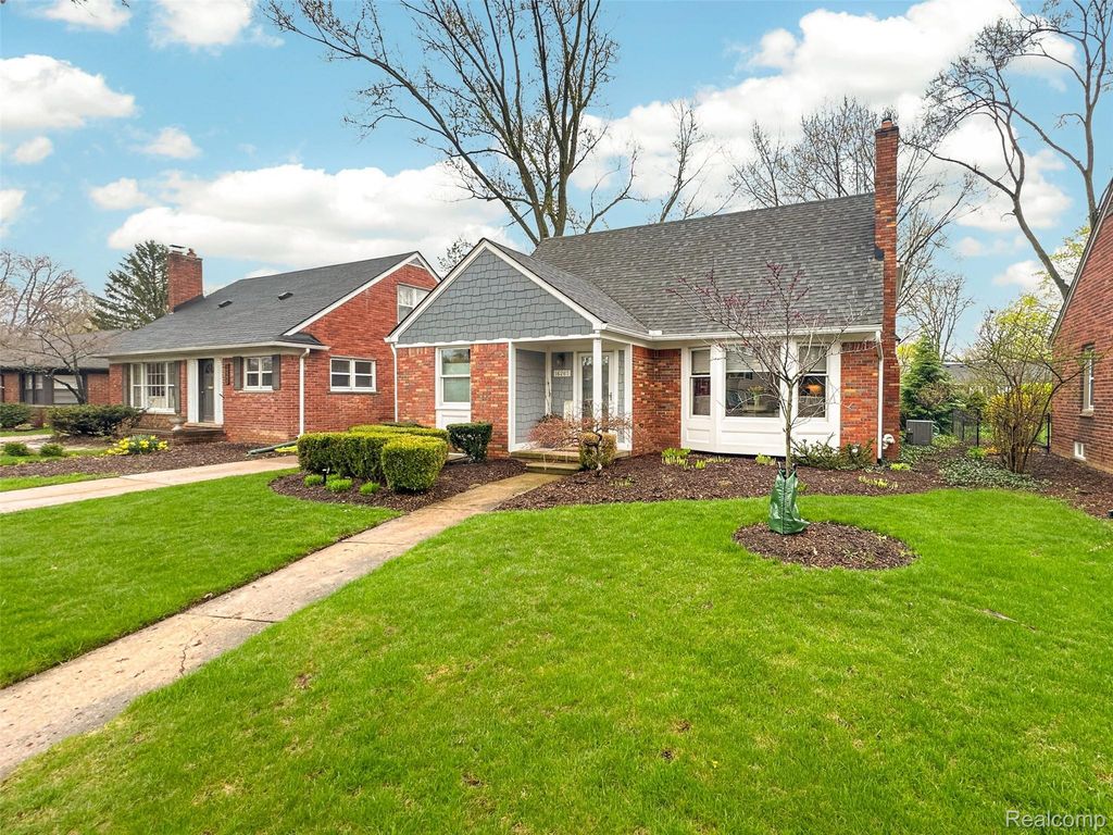 16265 Locherbie Avenue, Beverly Hills Village, MI 48025