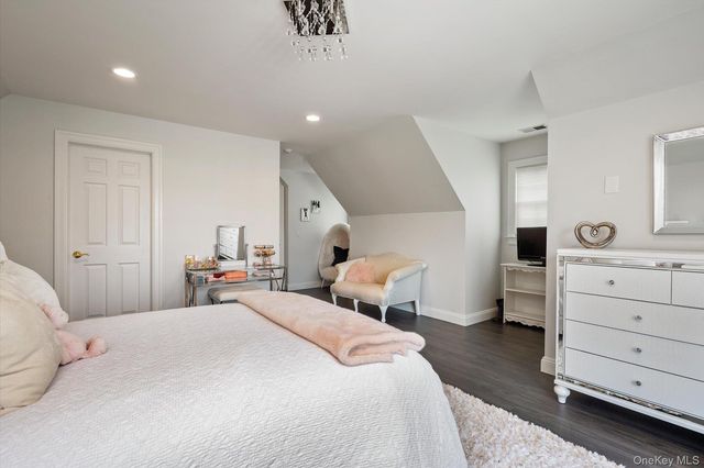 37 Legends Circle, Melville, NY 11747