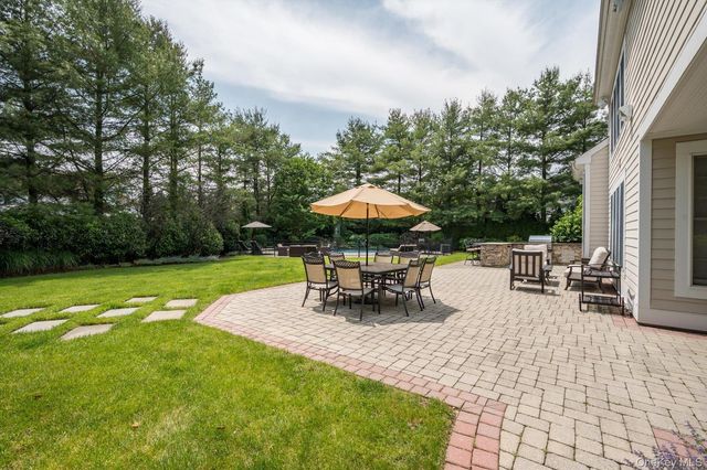 37 Legends Circle, Melville, NY 11747