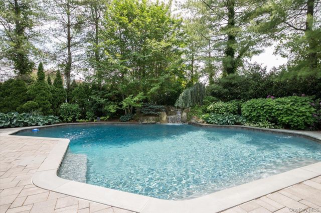37 Legends Circle, Melville, NY 11747