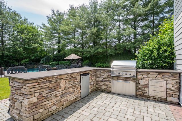 37 Legends Circle, Melville, NY 11747