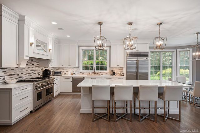 37 Legends Circle, Melville, NY 11747