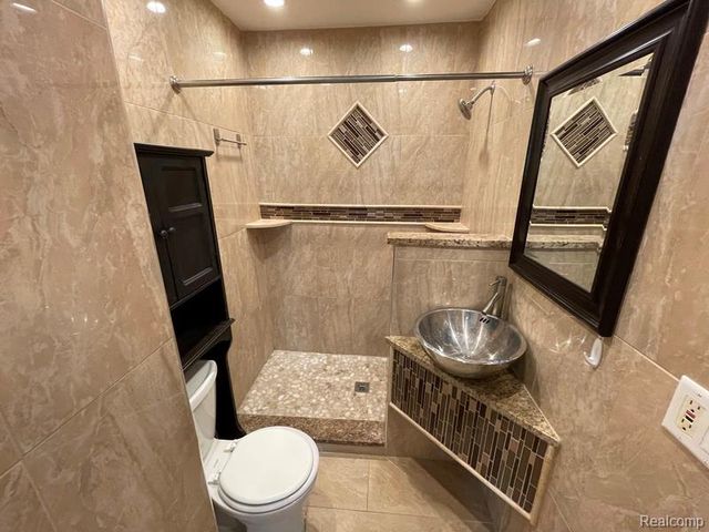 1240 Wagner Avenue, Bloomfield Hills, MI 48302