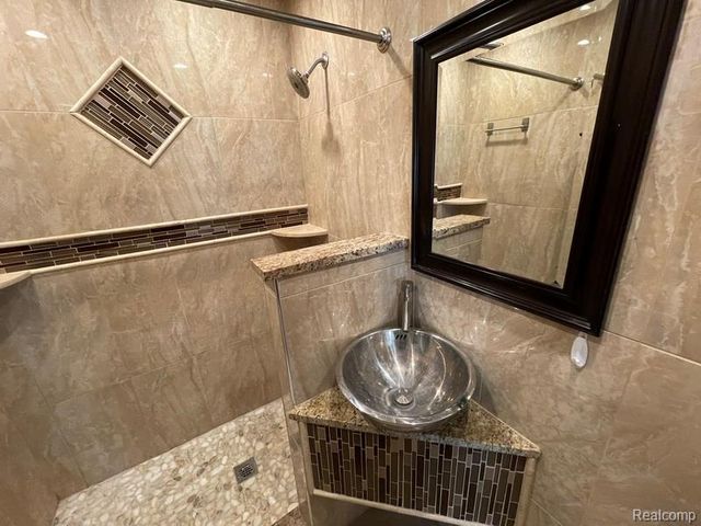 1240 Wagner Avenue, Bloomfield Hills, MI 48302