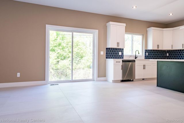 2828 S Livernois Road, Rochester Hills, MI 48307