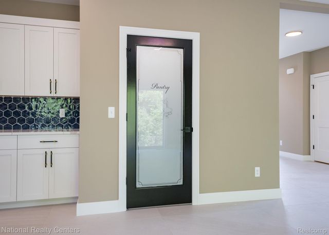 2828 S Livernois Road, Rochester Hills, MI 48307