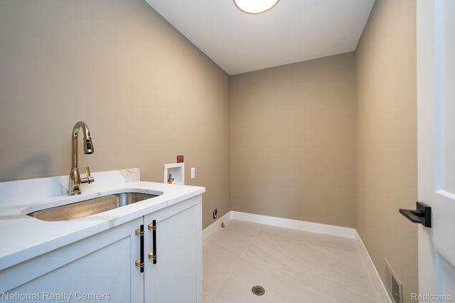2828 S Livernois Road, Rochester Hills, MI 48307