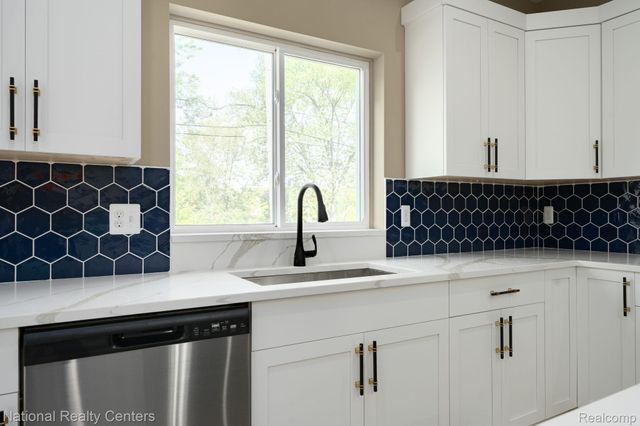 2828 S Livernois Road, Rochester Hills, MI 48307