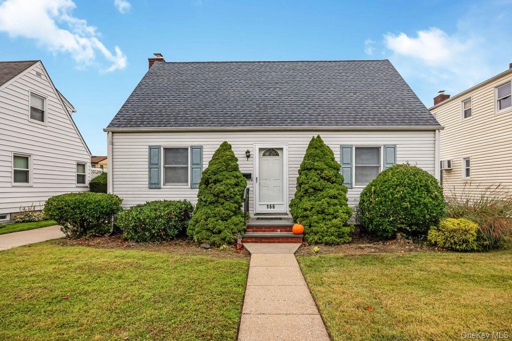166 Cushing Avenue, Williston Park, NY 11596 — photo 2