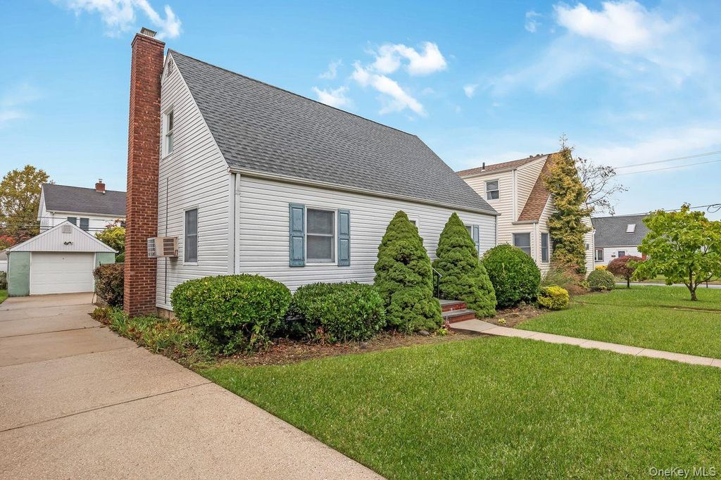 166 Cushing Avenue, Williston Park, NY 11596 — photo 3