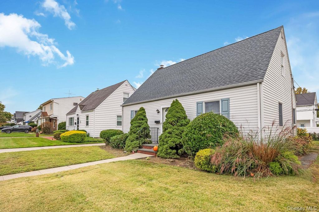 166 Cushing Avenue, Williston Park, NY 11596 — photo 4
