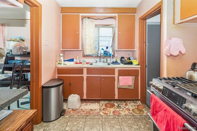 8117 Dale Street, Dearborn Heights, MI 48127