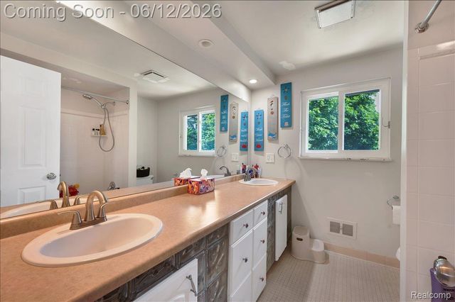 16625 Monticello Drive, Clinton Charter Township, MI 48038