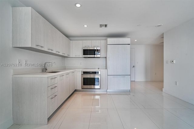45 SW 9th St 2002, Miami, FL 33130
