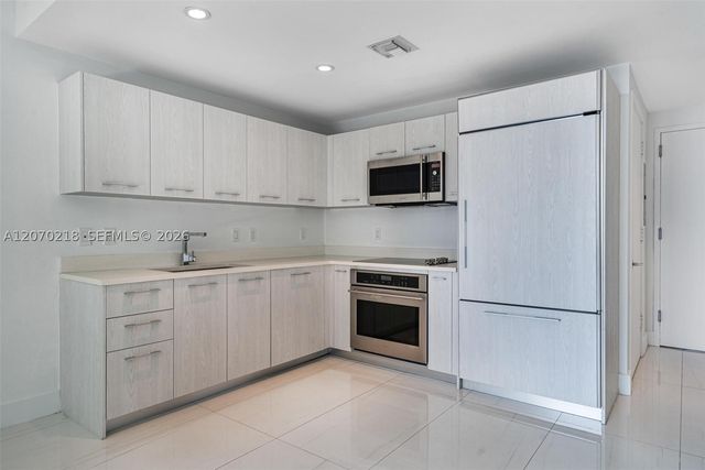 45 SW 9th St 2002, Miami, FL 33130