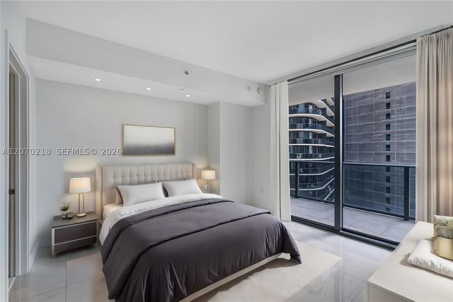 45 SW 9th St 2002, Miami, FL 33130