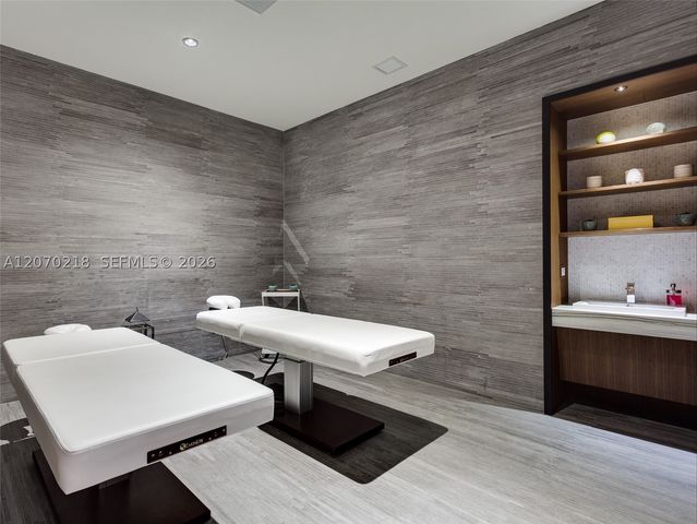 45 SW 9th St 2002, Miami, FL 33130