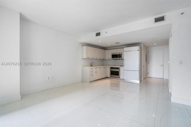 45 SW 9th St 2002, Miami, FL 33130