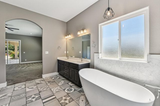 5850 E Ashley Ln, Stockton, CA 95212