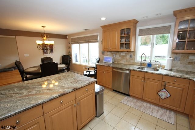 7 Stuart St, Waldwick Boro, NJ 07463