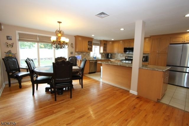 7 Stuart St, Waldwick Boro, NJ 07463
