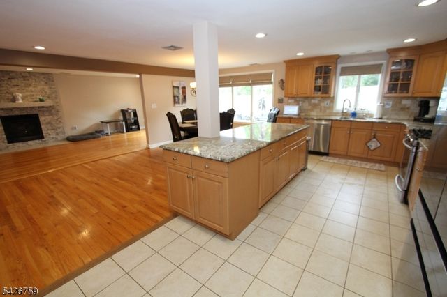7 Stuart St, Waldwick Boro, NJ 07463