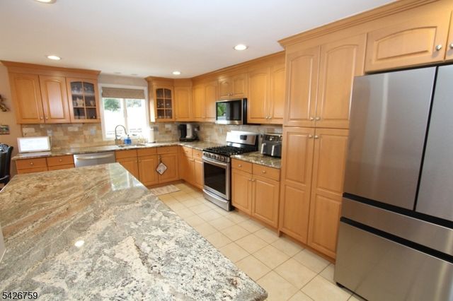 7 Stuart St, Waldwick Boro, NJ 07463