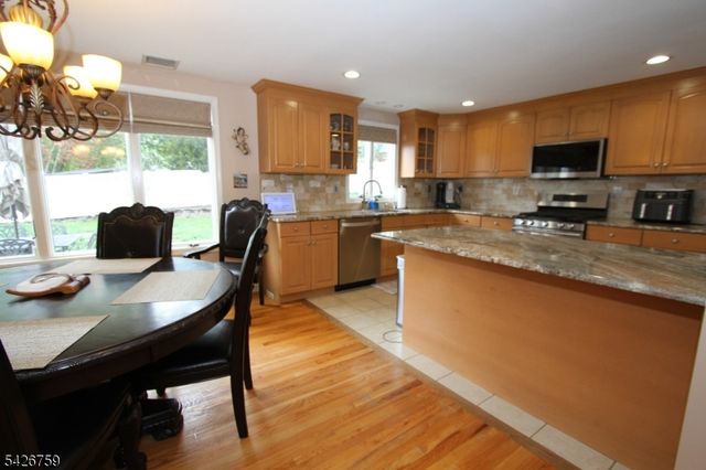 7 Stuart St, Waldwick Boro, NJ 07463