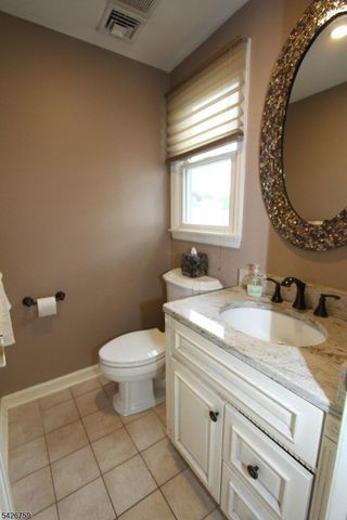 7 Stuart St, Waldwick Boro, NJ 07463