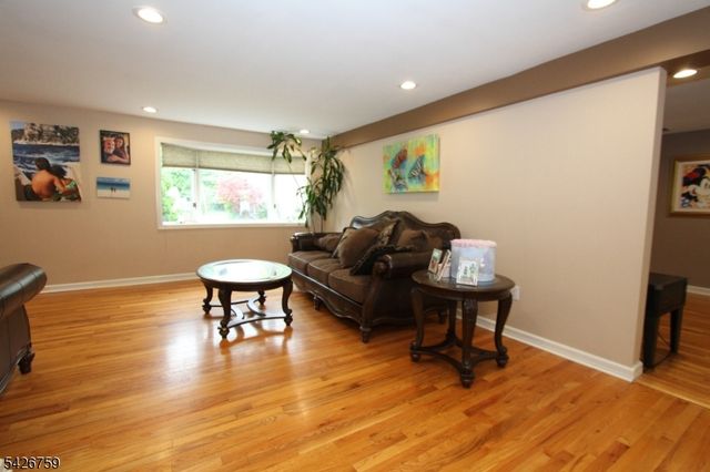 7 Stuart St, Waldwick Boro, NJ 07463