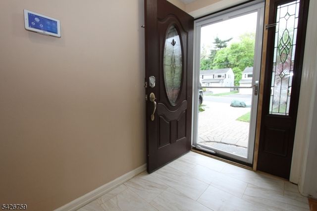 7 Stuart St, Waldwick Boro, NJ 07463