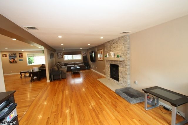 7 Stuart St, Waldwick Boro, NJ 07463
