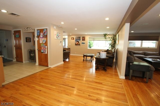 7 Stuart St, Waldwick Boro, NJ 07463