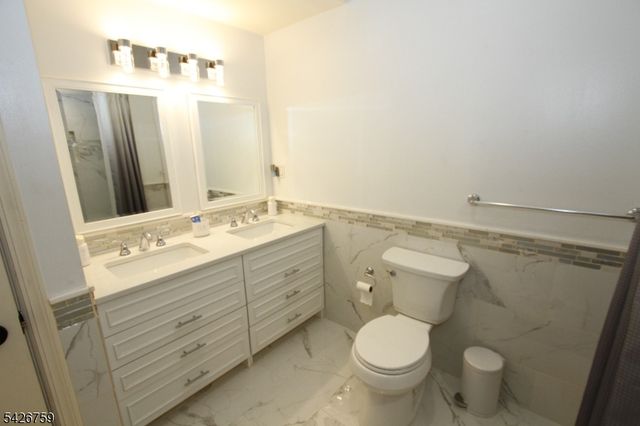 7 Stuart St, Waldwick Boro, NJ 07463