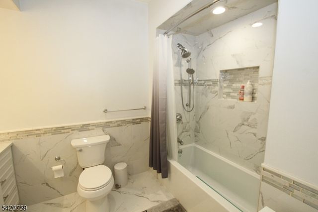 7 Stuart St, Waldwick Boro, NJ 07463