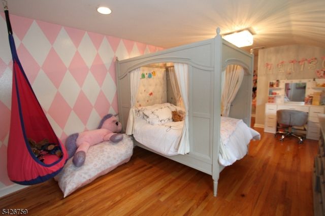 7 Stuart St, Waldwick Boro, NJ 07463