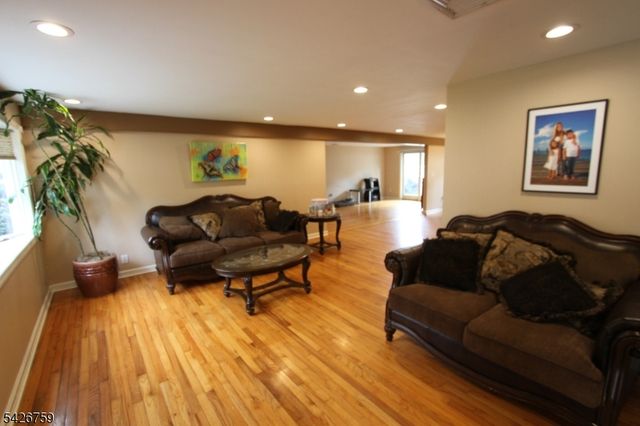 7 Stuart St, Waldwick Boro, NJ 07463